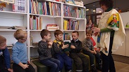 Vaikai draugavo su knygelėmis